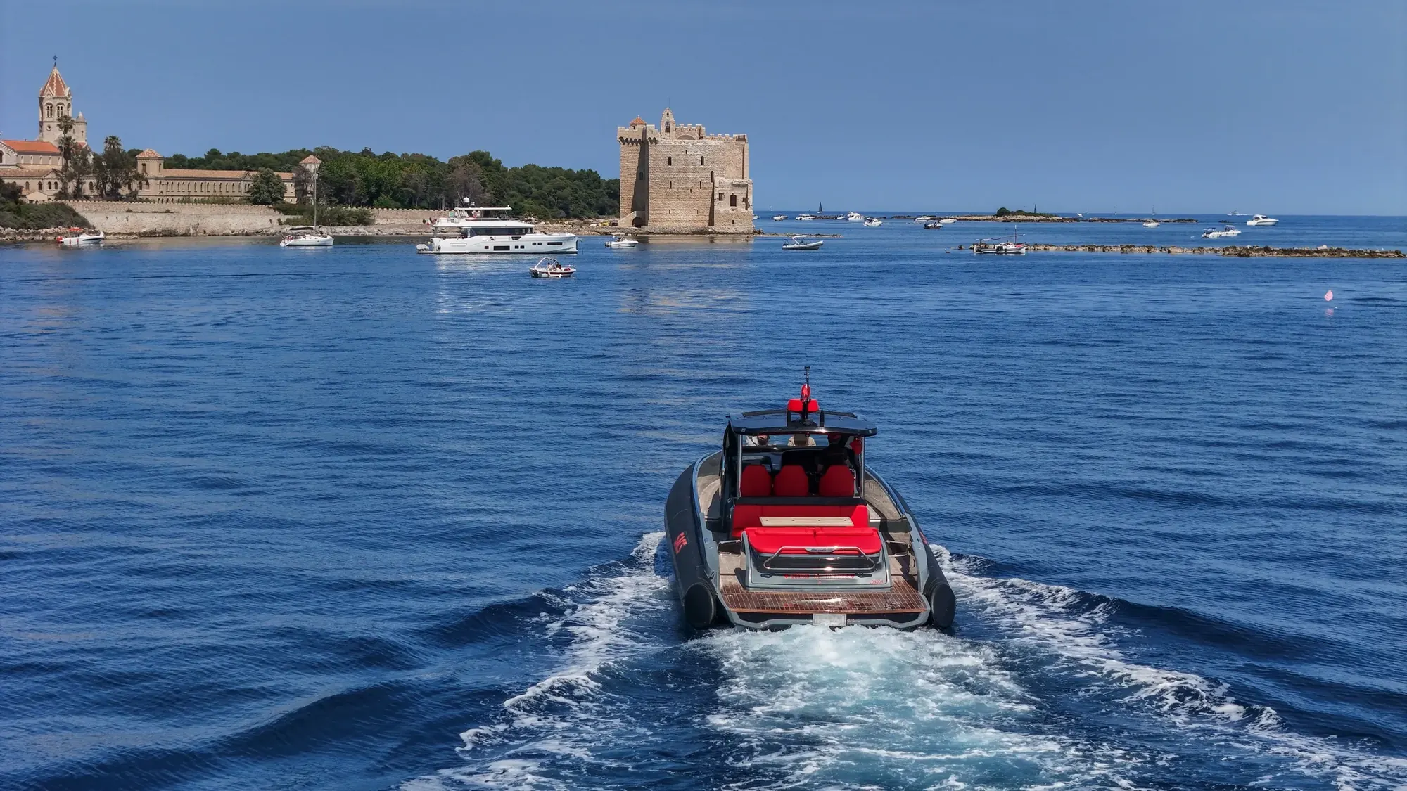 Queen of Hearts filant vers les Lérins, la tour du monastère sur le rivage derrière elle.