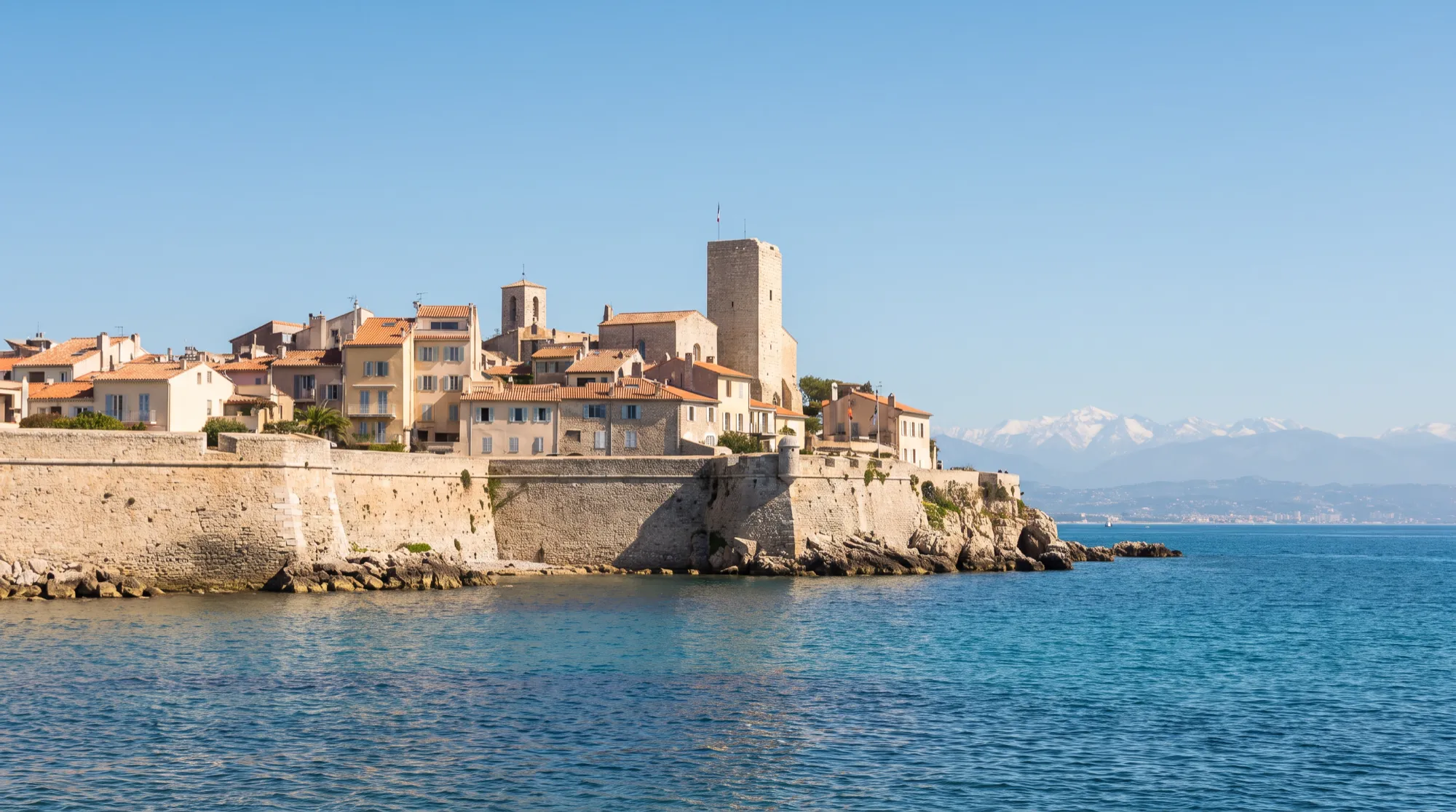 Les remparts de pierre et la vieille ville d’Antibes vus depuis la mer.