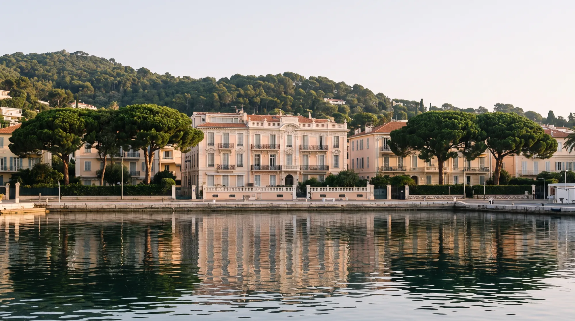 Le port abrité de Beaulieu-sur-Mer aux premières lueurs, le Cap Ferrat s’élevant derrière.