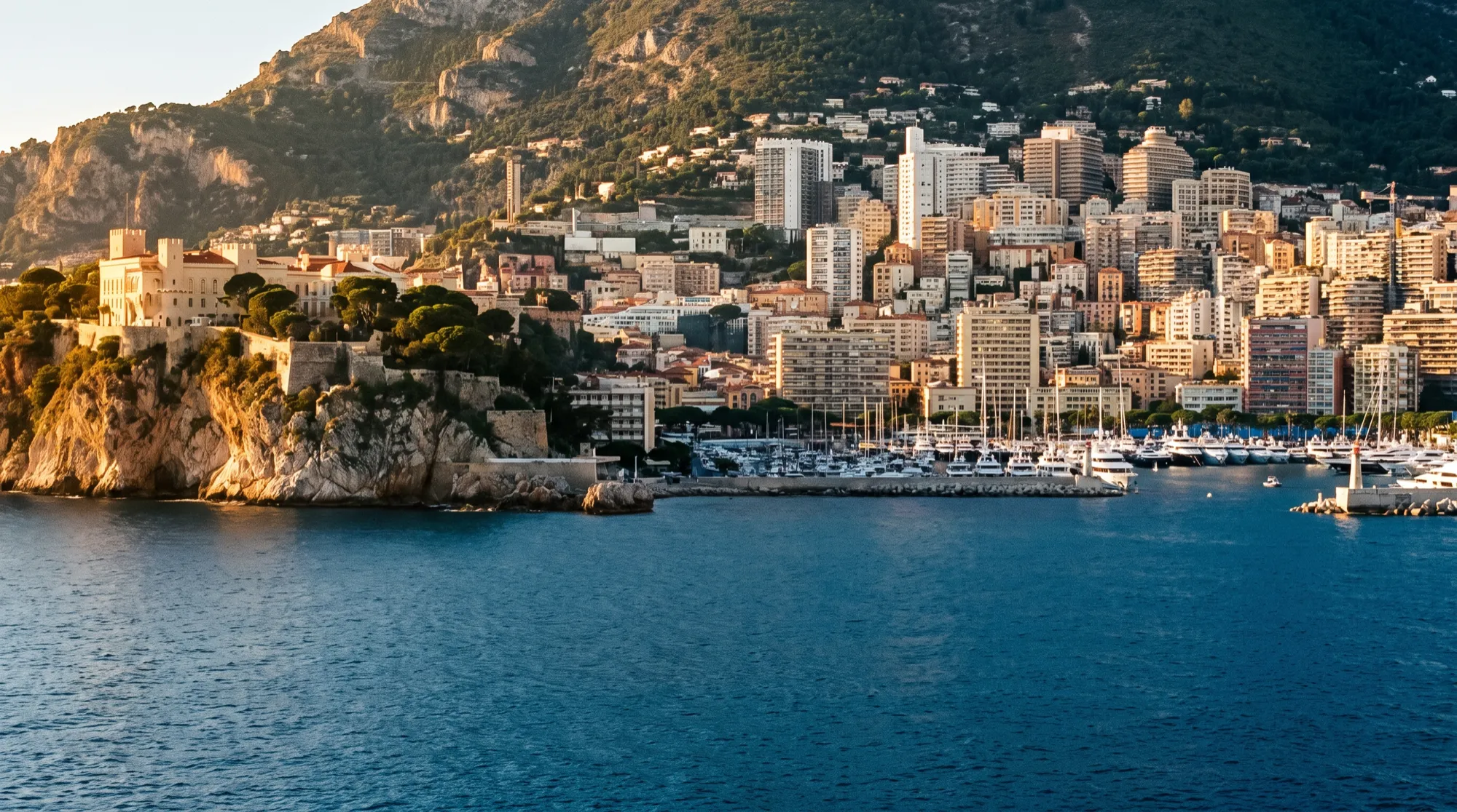 Monaco depuis la mer en fin d’après-midi, le Rocher et les tours de Monte-Carlo derrière le port.